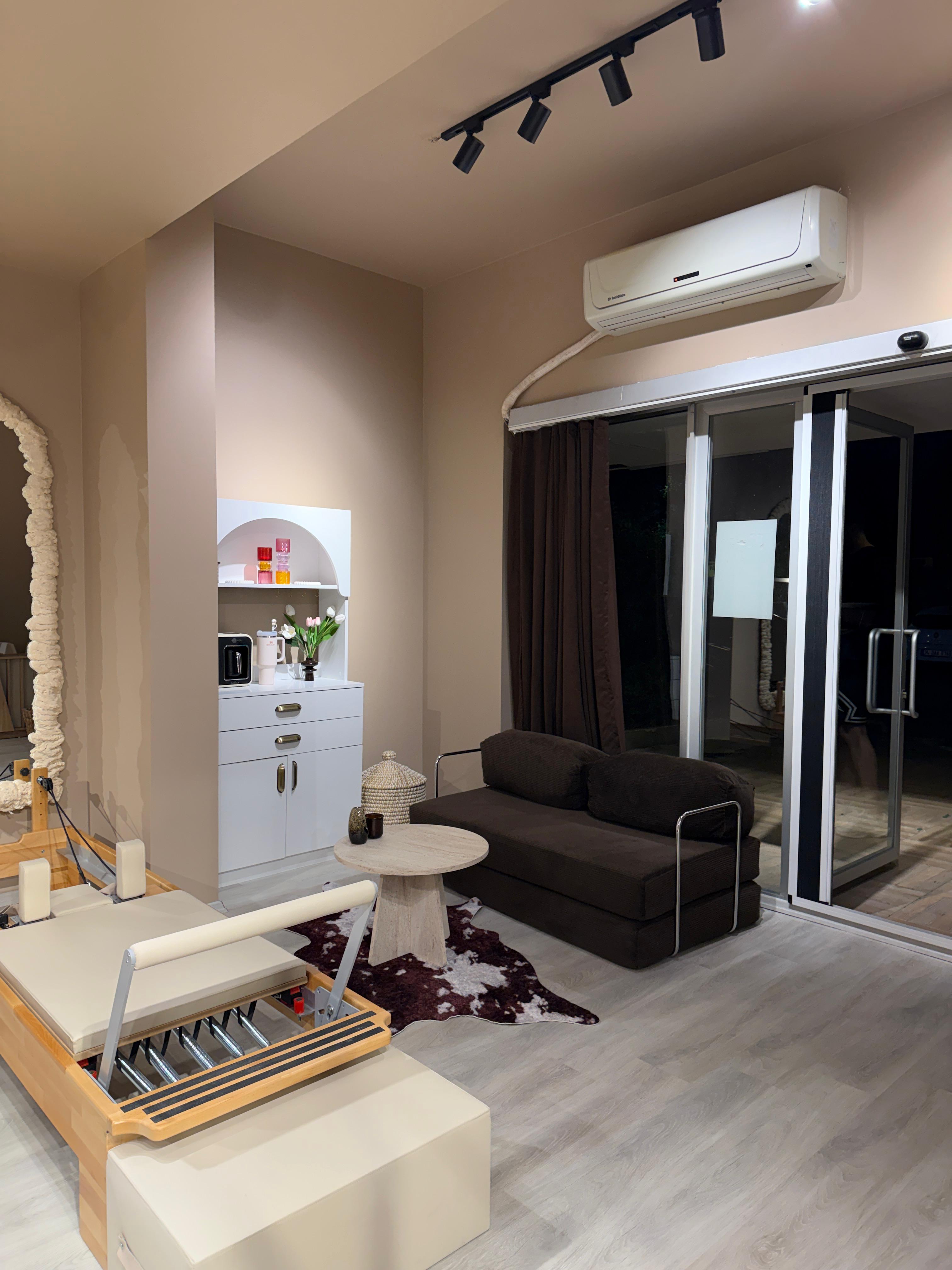 Glint Pilates Studio – Stüdyo dinlenme alanı
