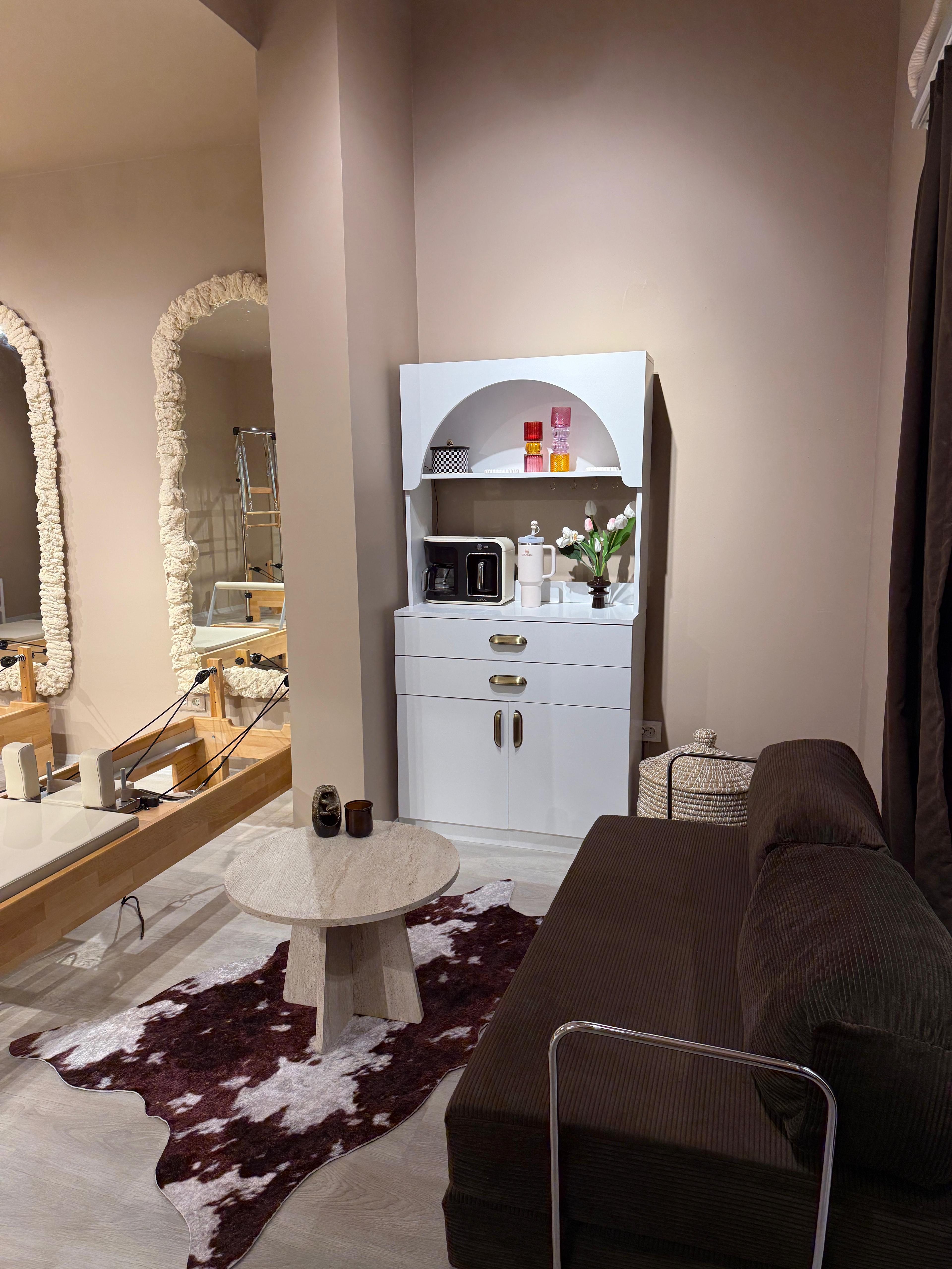 Glint Pilates Studio – Bekleme ve dinlenme alanı