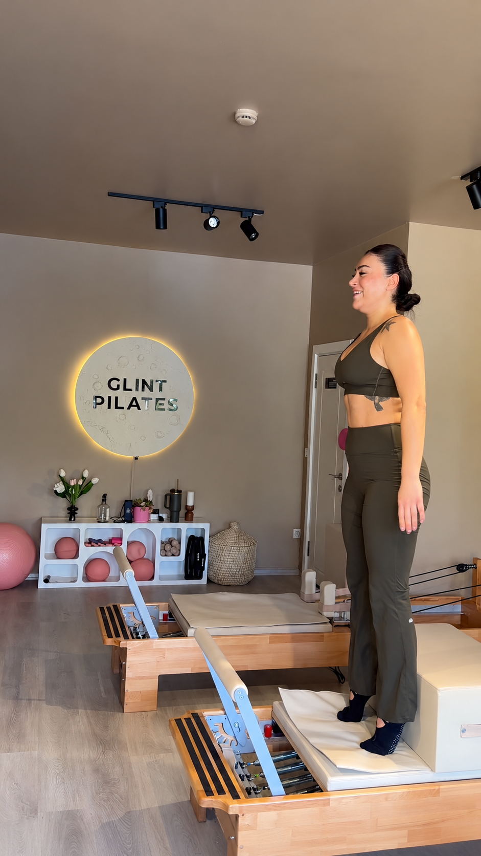 Glint Pilates Studio – Eğitmen reformer üzerinde