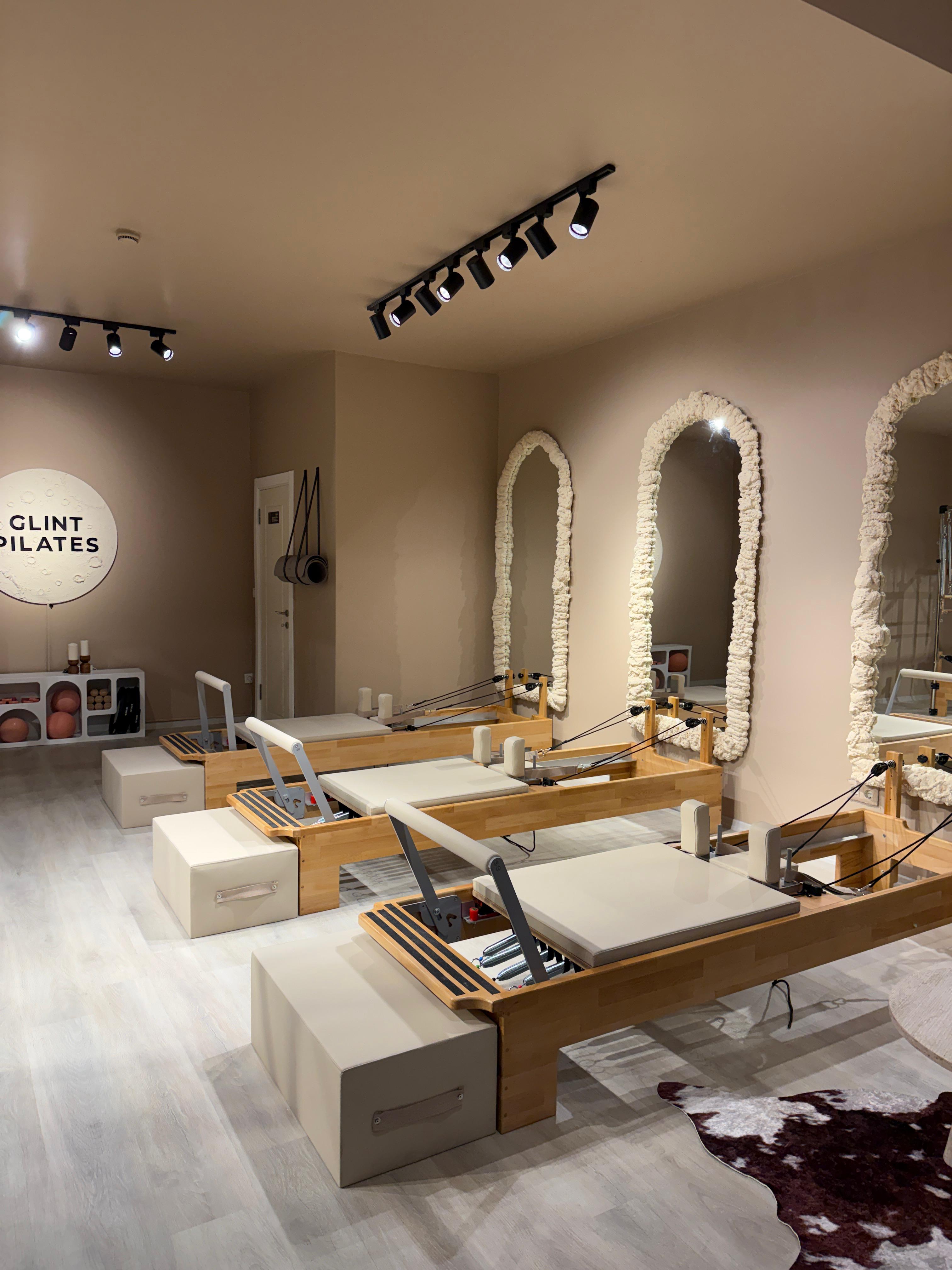 Glint Pilates Studio – Aynaları olan reformer odası