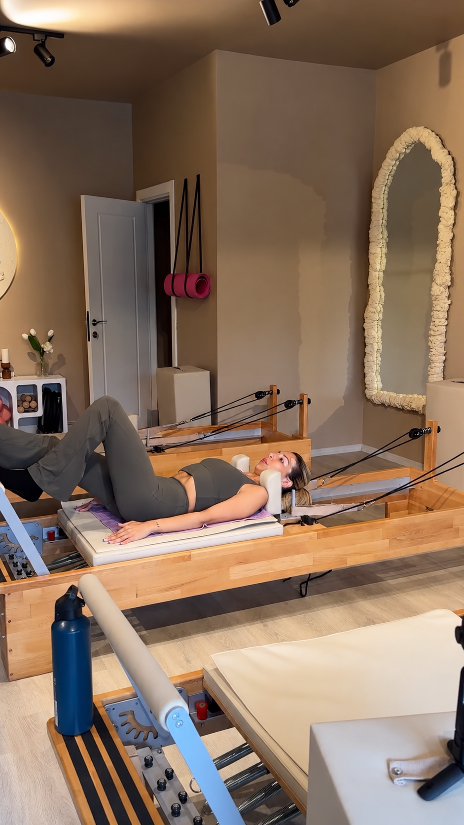 Glint Pilates Studio – Sıcak tonlarda reformer çalışması